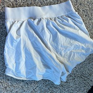 Lululemon white shorts size 6